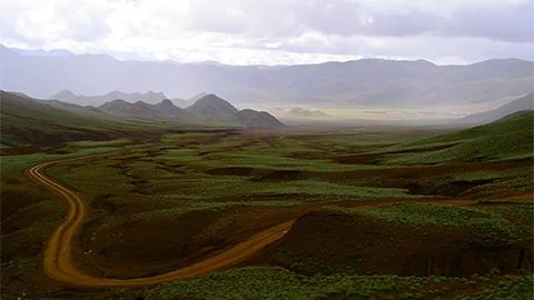 Ausblick in ein verträumtes Tal auf der Hochebene kurz vor Lhasa in Tibet
